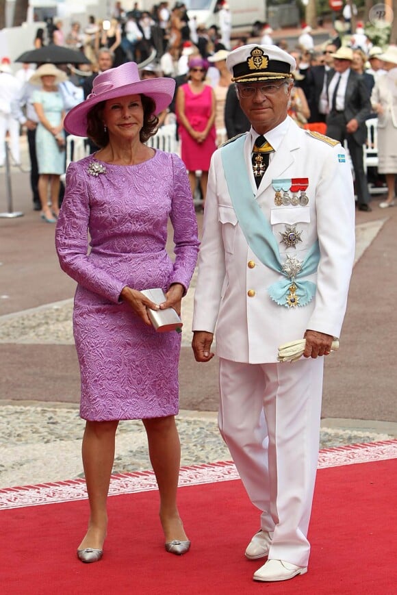Le roi Carl XVI Gustaf et la reine Silvia de Suède sur le tapis rouge du Palais Princier de Monaco, pour le mariage religieux du prince Albert et de la princesse Charlene.
Le prince Albert II de Monaco et Charlene Wittstock avaient convié près de 800 invités, dont beaucoup de têtes couronnées (les cours d'Europe étaient notamment bien plus représentées qu'au mariage de William et Kate), à leur mariage religieux, le 2 juillet 2011 en Principauté.