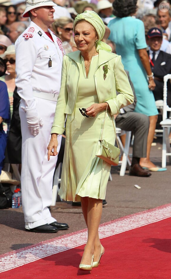 Farah Diba (Pahlavi), ex-impératrice d'Iran, sur le tapis rouge du Palais Princier de Monaco, pour le mariage religieux du prince Albert et de la princesse Charlene.
Le prince Albert II de Monaco et Charlene Wittstock avaient convié près de 800 invités, dont beaucoup de têtes couronnées (les cours d'Europe étaient notamment bien plus représentées qu'au mariage de William et Kate), à leur mariage religieux, le 2 juillet 2011 en Principauté.
