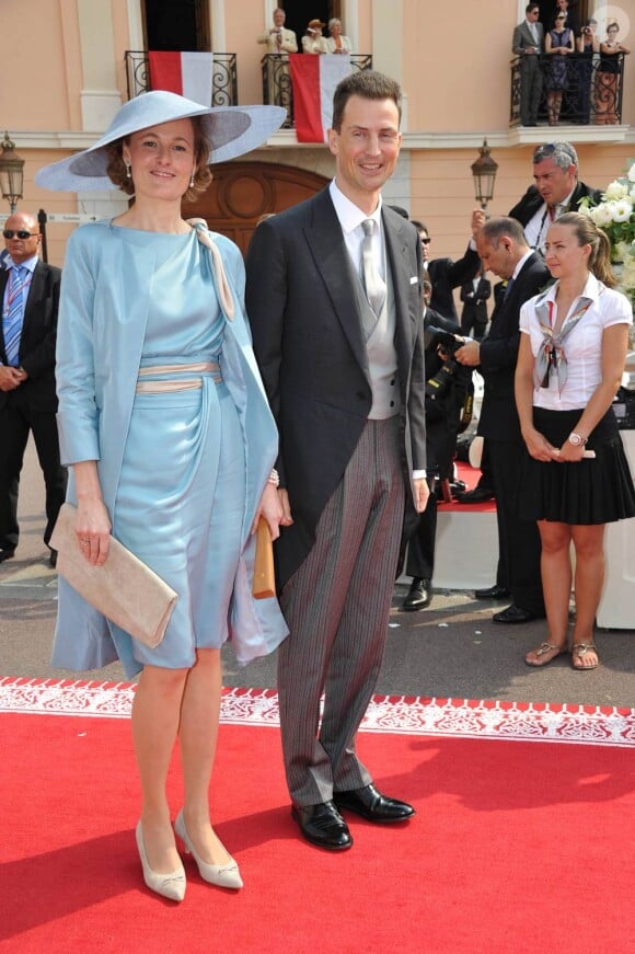Le prince héritier Alois du Liechtenstein et sa femme la princesse Sophie de Bavière sur le tapis rouge du Palais Princier de Monaco, pour le mariage religieux du prince Albert et de la princesse Charlene.
Le prince Albert II de Monaco et Charlene Wittstock avaient convié près de 800 invités, dont beaucoup de têtes couronnées (les cours d'Europe étaient notamment bien plus représentées qu'au mariage de William et Kate), à leur mariage religieux, le 2 juillet 2011 en Principauté.