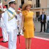 Toujours audacieuse, la princesse Maxima en robe jaune d'or avec son époux le prince Willem-Alexander des Pays-Bas sur le tapis rouge du Palais Princier de Monaco, pour le mariage religieux du prince Albert et de la princesse Charlene.
Le prince Albert II de Monaco et Charlene Wittstock avaient convié près de 800 invités, dont beaucoup de têtes couronnées (les cours d'Europe étaient notamment bien plus représentées qu'au mariage de William et Kate), à leur mariage religieux, le 2 juillet 2011 en Principauté.
