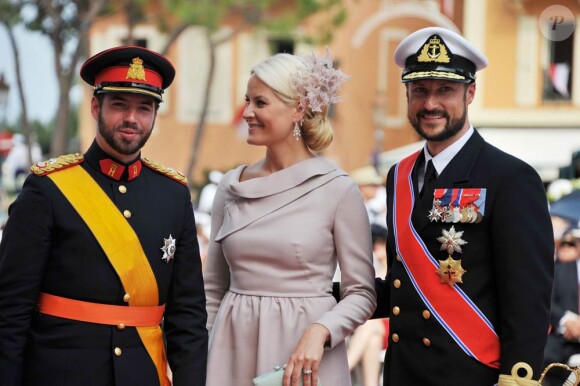 Le prince Guillaume, grand-duc héritier du Luxembourg, pose avec la princesse Mette-Marit et le prince Haakon de Norvège sur le tapis rouge du Palais Princier de Monaco, pour le mariage religieux du prince Albert et de la princesse Charlene.
Le  prince Albert II de Monaco et Charlene Wittstock avaient convié près de  800 invités, dont beaucoup de têtes couronnées (les cours d'Europe  étaient notamment bien plus représentées qu'au mariage de William et  Kate), à leur mariage religieux, le 2 juillet 2011 en Principauté.