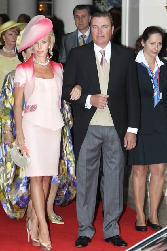 Charles de Bourbon-Deux Siciles, duc de Castro, et sa femme Camilla sur le tapis rouge du Palais Princier de Monaco, pour le mariage religieux du prince Albert et de la princesse Charlene.
Le  prince Albert II de Monaco et Charlene Wittstock avaient convié près de  800 invités, dont beaucoup de têtes couronnées (les cours d'Europe  étaient notamment bien plus représentées qu'au mariage de William et  Kate), à leur mariage religieux, le 2 juillet 2011 en Principauté.