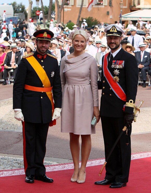 Le prince Guillaume, grand-duc héritier du Luxembourg, pose avec la princesse Mette-Marit et le prince Haakon de Norvège sur le tapis rouge du Palais Princier de Monaco, pour le mariage religieux du prince Albert et de la princesse Charlene.
Le  prince Albert II de Monaco et Charlene Wittstock avaient convié près de  800 invités, dont beaucoup de têtes couronnées (les cours d'Europe  étaient notamment bien plus représentées qu'au mariage de William et  Kate), à leur mariage religieux, le 2 juillet 2011 en Principauté.