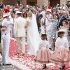 Le prince Albert de Monaco et la princesse Charlene, unis devant Dieu par Mgr. Barsi, ressortent de la cour d'honneur du palais princier sous les vivats et les pétales, samedi 2 juillet 2011.