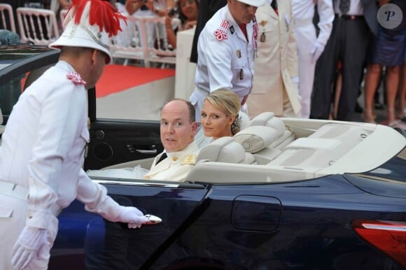 Le prince Albert de Monaco et la princesse Charlene, unis devant Dieu par Mgr. Barsi, ressortent de la cour d'honneur du palais princier sous les vivats et les pétales, samedi 2 juillet 2011.