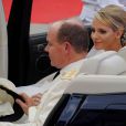 Le prince Albert de Monaco et la princesse Charlene, unis devant Dieu par Mgr. Barsi, ressortent de la cour d'honneur du palais princier sous les vivats et les pétales, samedi 2 juillet 2011.