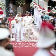 Le prince Albert de Monaco et la princesse Charlene, unis devant Dieu par Mgr. Barsi, ressortent de la cour d'honneur du palais princier sous les vivats et les pétales, samedi 2 juillet 2011.