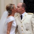 Le prince Albert de Monaco et la princesse Charlene, unis devant Dieu par Mgr. Barsi, ressortent de la cour d'honneur du palais princier sous les vivats et les pétales, samedi 2 juillet 2011.