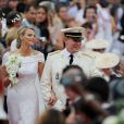 Le prince Albert de Monaco et la princesse Charlene, unis devant Dieu par Mgr. Barsi, ressortent de la cour d'honneur du palais princier sous les vivats et les pétales, samedi 2 juillet 2011.