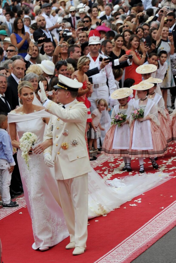 Le prince Albert de Monaco et la princesse Charlene, unis devant Dieu par Mgr. Barsi, ressortent de la cour d'honneur du palais princier sous les vivats et les pétales, samedi 2 juillet 2011.