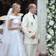 Après la cérémonie religieuse célébrée dans la cour d'honneur du palais princier, samedi 2 juillet 2011, le prince Albert de Monaco et la princesse Charlene se rendaient à l'église Sainte-Dévote à bord d'une Lexus hybride décapotable pour que la mariée y dépose son bouquet, comme la princesse Grace 55 ans avant elle.