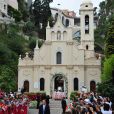 Samedi 2 juillet 2011, le prince Albert de Monaco et la princesse Charlene se rendaient à l'église Sainte-Dévote à bord d'une Lexus hybride décapotable pour que la mariée y dépose son bouquet, comme la princesse Grace 55 ans avant elle.