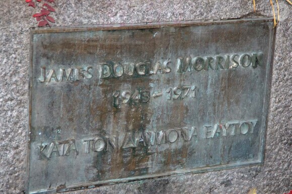 Tombe de Jim Morrison au cimetière du Père Lachaise, le 19 juillet 2007.