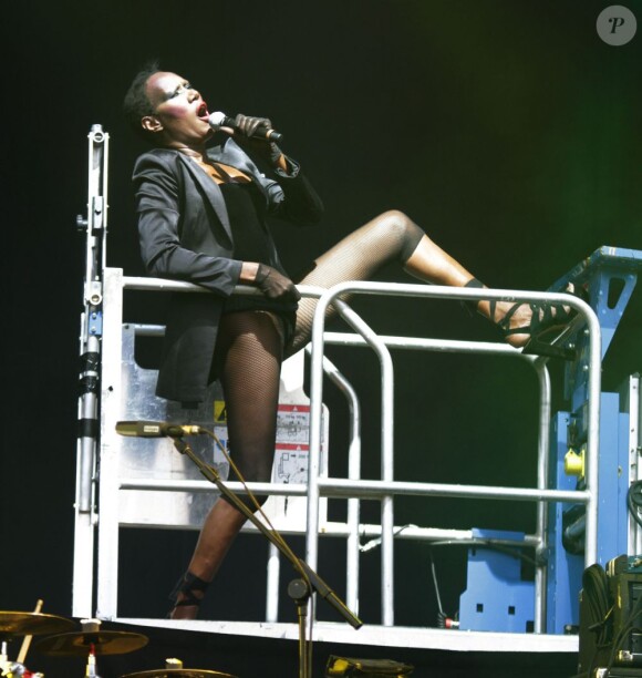 Grace Jones, splendide dans sa tenue de scène excentrique au Wireless Festival, le 3 juillet 2011.