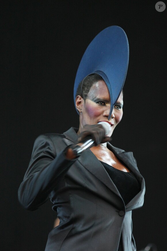 Grace Jones, splendide dans sa tenue de scène excentrique au Wireless Festival, le 3 juillet 2011.