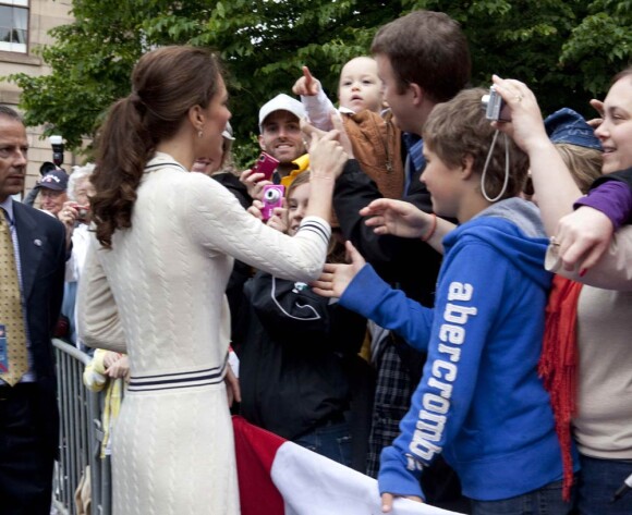 Des fans toujours aussi nombreux et chaleureux sur la route de William et Kate.
Le prince William et la duchesse Catherine de Cambridge poursuivaient  leur Royal Tour 2011 du Canada lundi 4 juillet 2011 du côté de l'Île du  Prince Edouard.
