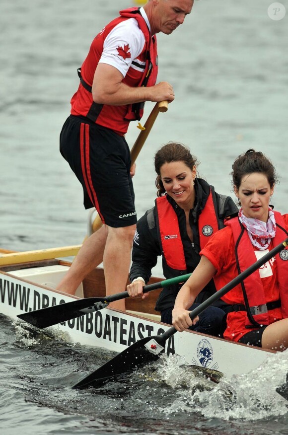 En tenue de combat pour une course de bateau-dragon !
Le prince William et la duchesse Catherine de Cambridge poursuivaient  leur Royal Tour 2011 du Canada lundi 4 juillet 2011 du côté de l'Île du  Prince Edouard.