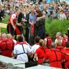 En tenue de combat pour une course de bateau-dragon, et un câlin pour réconforter la plus belle des perdantes !
Le prince William et la duchesse Catherine de Cambridge poursuivaient  leur Royal Tour 2011 du Canada lundi 4 juillet 2011 du côté de l'Île du  Prince Edouard.