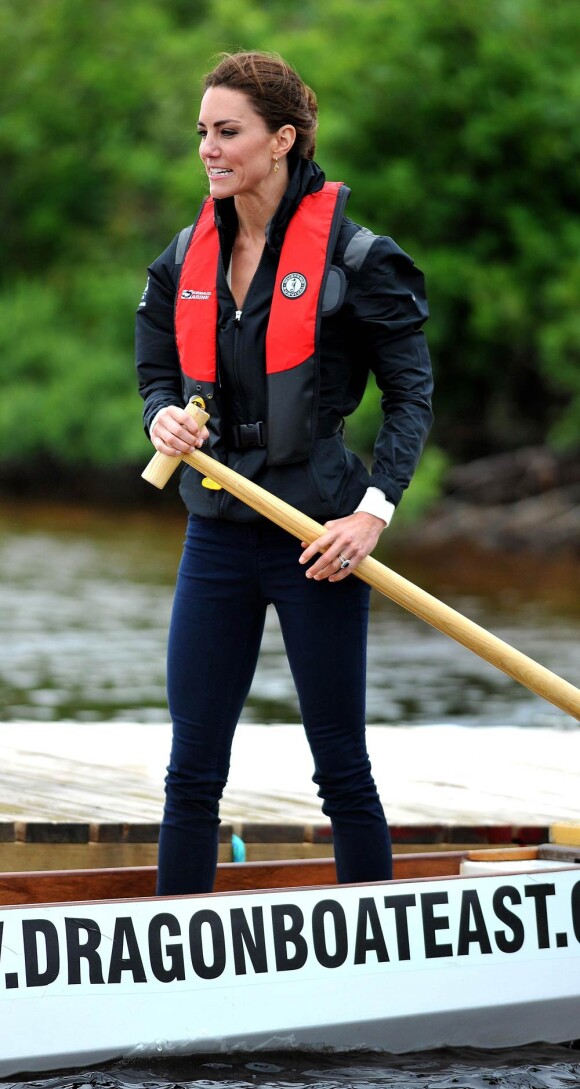 Très en vue avec sa démonstration de pilote d'hélico, le prince William a également remporté la course de bateau-dragon aux dépens de l'équipage mené par sa femme Kate !
Le prince William et la duchesse Catherine de Cambridge poursuivaient  leur Royal Tour 2011 du Canada lundi 4 juillet 2011 du côté de l'Île du  Prince Edouard.