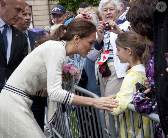 Une petite robe Sarah Burton pour Alexander McQueen, et voilà comment Kate Middleton rime de plus en plus avec icône.
Le prince William et la duchesse Catherine de Cambridge poursuivaient  leur Royal Tour 2011 du Canada lundi 4 juillet 2011 du côté de l'Île du  Prince Edouard.