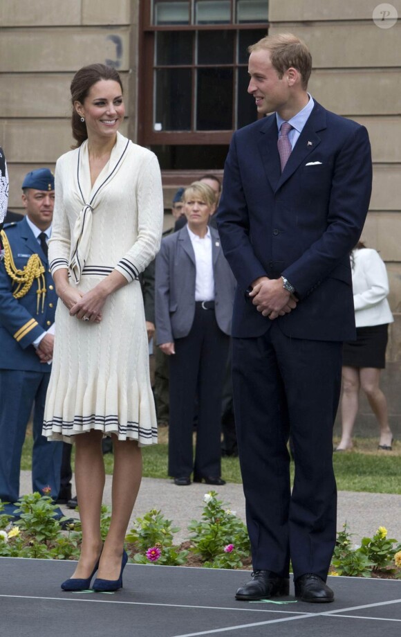Une petite robe Sarah Burton pour Alexander McQueen, et voilà comment Kate Middleton rime de plus en plus avec icône.
Le prince William et la duchesse Catherine de Cambridge poursuivaient  leur Royal Tour 2011 du Canada lundi 4 juillet 2011 du côté de l'Île du  Prince Edouard.