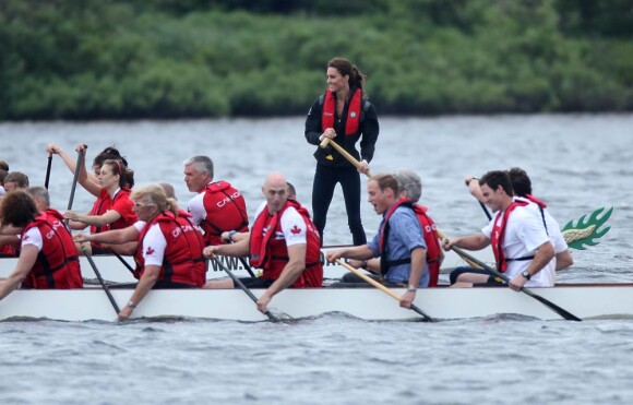 Malgré sa belle prestation, Kate Middleton a dû se résoudre à voir l'équopage de son mari le prince William remporter la course de bateau-dragon sur le lac Davay.
Le prince William et la duchesse Catherine de Cambridge poursuivaient  leur Royal Tour 2011 du Canada lundi 4 juillet 2011 du côté de l'Île du  Prince Edouard.