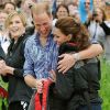 En tenue de combat pour une course de bateau-dragon, et un câlin pour réconforter la plus belle des perdantes !
Le prince William et la duchesse Catherine de Cambridge poursuivaient  leur Royal Tour 2011 du Canada lundi 4 juillet 2011 du côté de l'Île du  Prince Edouard.