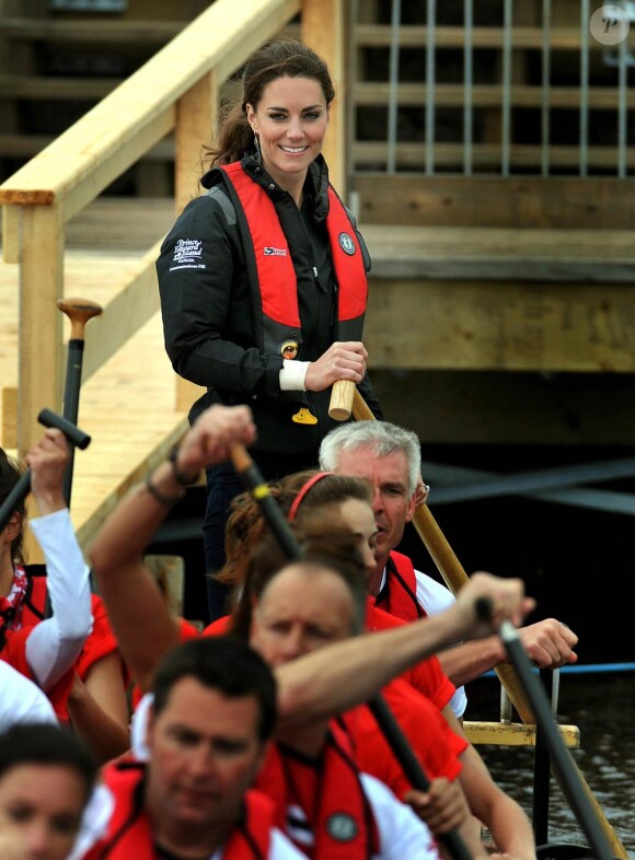En tenue de combat pour une course de bateau-dragon !
Le prince William et la duchesse Catherine de Cambridge poursuivaient  leur Royal Tour 2011 du Canada lundi 4 juillet 2011 du côté de l'Île du  Prince Edouard.