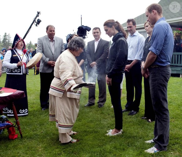 Le prince William et la duchesse Catherine de Cambridge, dans le cadre de leur Royal Tour, ont passé le lundi 4 juillet 2011 dans la région de l'île du prince Edward : sur place, une cérémonie traditionelle menée par une doyenne Mi-kmaq pour purifier corps et esprit.