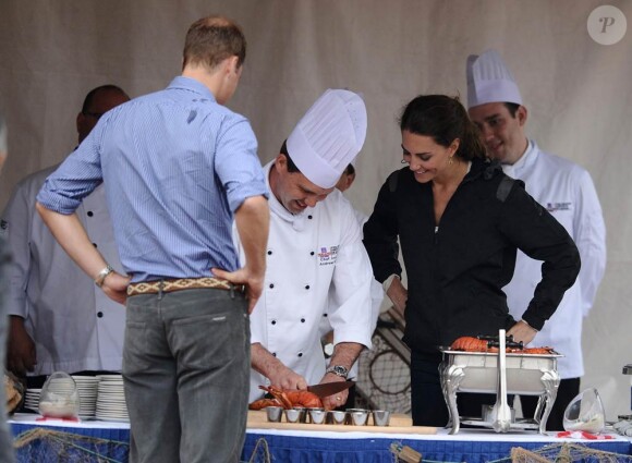 Le prince William et la duchesse Catherine de Cambridge, dans le cadre de leur Royal Tour, ont passé le lundi 4 juillet 2011 dans la région de l'île du prince Edward : atelier préparation du homard !
