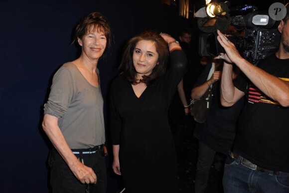 Jane Birkin et Lama Atassi au grand meeting organisé pour une Syrie démocratique, le 4 juillet 2011.