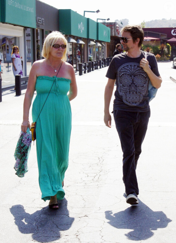 Matthew Bellamy accompagné de sa mère dans les rues de Los Angeles le 4 juillet 2011