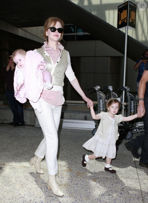 Nicole Kidman, son époux Keith Urban et leurs enfants Sunday et Faith rentrent d'Australie. Los Angeles, le 6 juillet 2011