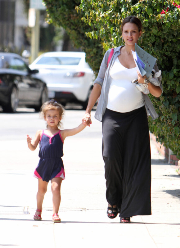 Jessica Alba et sa fille Honor, lors d'une balade à L.A le 6 juillet 2011