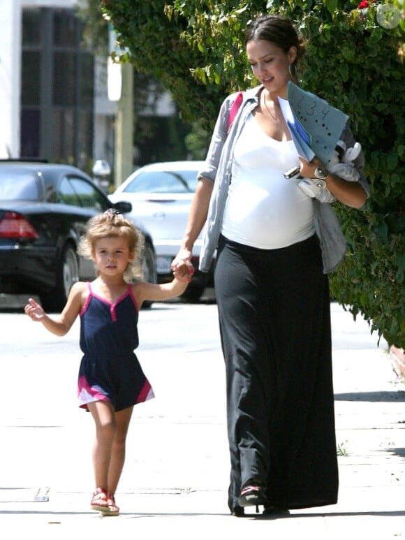 Jessica Alba et sa fille Honor, lors d'une balade à L.A le 6 juillet 2011