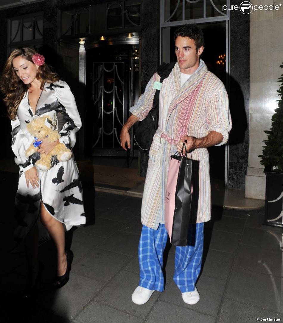 Kelly Brook et Thom Evans, déguisés, arrivent à la soirée pyjama organisée par Tatler, au Clardige Hotel, à Londres. Le 8 juillet 2011