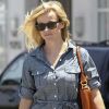 Reese Witherspoon est au top dans sa petite robe en jean qu'elle assortit à des compensés et un sac Chloé. Los Angeles, 8 juillet 2011