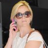 Reese Witherspoon fait un sans faute avec sa robe blanche sexy et estivale qu'elle arbore lors d'une séance shopping à Los Angeles, le 7 juillet 2011
