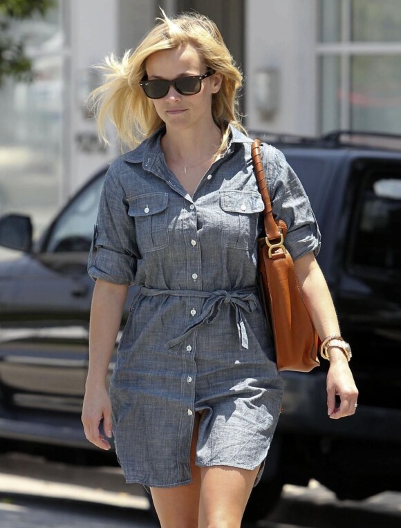 Reese Witherspoon est trop sexy dans sa robe en jean à la sortie d'un salon de beauté. Los Angeles, 8 juillet 2011