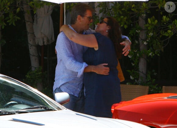 Pierce Brosnan est fou amoureux de sa femme Keely, et il n'hésite pas à le montrer ! Malibu le 30 juin 2011