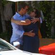 Pierce Brosnan aime sa femme et le prouve encore une fois avec un long baiser langoureux en guise d'au revoir. Malibu le 30 juin 2011