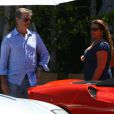 Pierce Brosnan raccompagne son fils Dylan à la voiture de sa femme Keely après un déjeuner à Malibu le 30 juin 2011