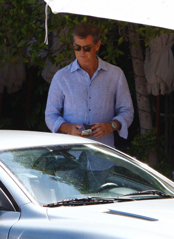 Pierce Brosnan raccompagne son fils Dylan à la voiture de sa femme Keely après un déjeuner à Malibu le 30 juin 2011