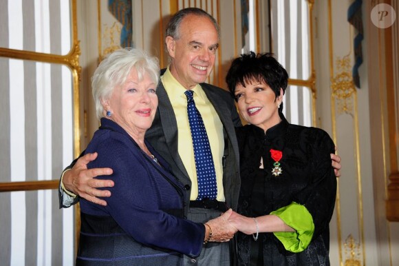Liza Minnelli élevée par Frédéric Mitterrand au rang d'officier dans l'ordre de la Légion d'honneur devant une Line Renaud ravie. Ministère de la Culture, Paris, le 11 juillet 2011