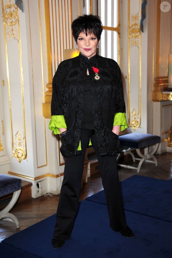 Liza Minnelli élevée par Frédéric Mitterrand au rang d'officier dans l'ordre de la Légion d'honneur. Ministère de la Culture, Paris, le 11 juillet 2011