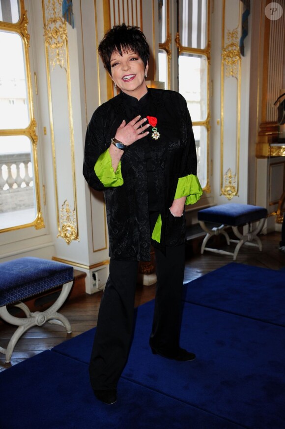 Liza Minnelli élevée par Frédéric Mitterrand au rang d'officier dans l'ordre de la Légion d'honneur. Ministère de la Culture, Paris, le 11 juillet 2011