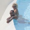 Theo Walcott et sa compagne Melanie Slade semblent bien profiter de leurs vacances dans le Sud de la France le 24 juin 2011