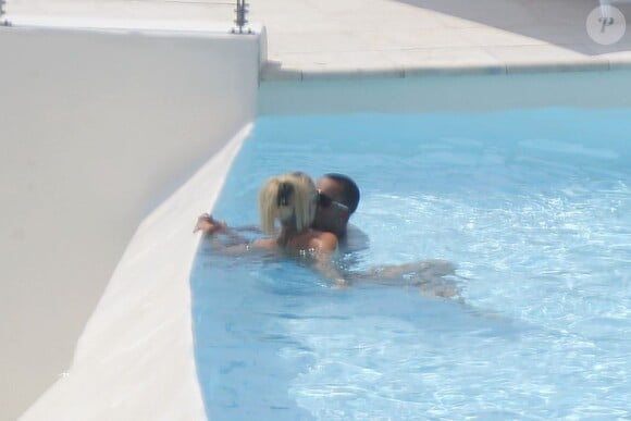 Theo Walcott et sa compagne Melanie Slade s'embrassent dans le Sud de la France le 24 juin 2011