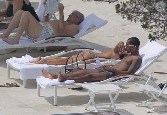 Theo Walcott et sa compagne Melanie Slade dans le Sud de la France le 24 juin 2011. Monsieur boit une gorgée pendant que Mademoiselle dort