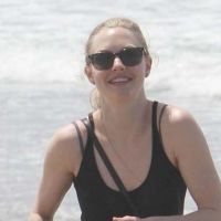 Amanda Seyfried, séparée de Ryan Phillippe, mais bien accompagnée sur la plage